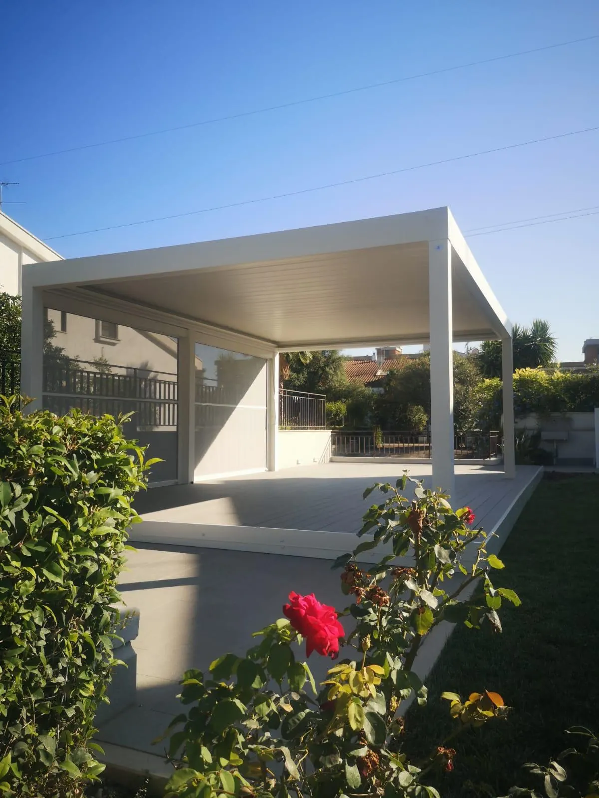 Pergola bioclimatica realizzata da Soltec in un giardino privato